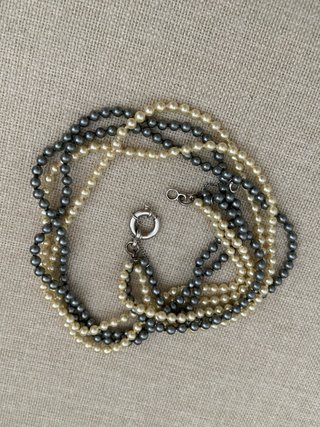 Collar de perlas gris y blanco