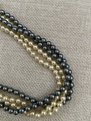 Collar de perlas gris y blanco