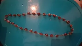 Collar de cuentas marrón y rojo