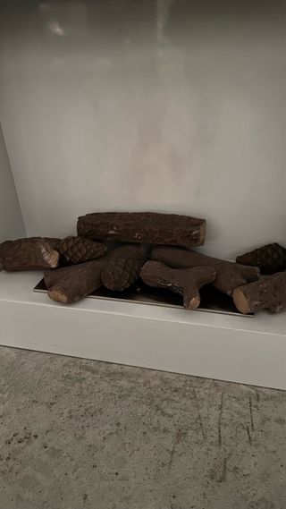 Chimenea bioetanol blanca con troncos