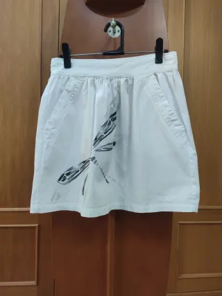 Falda blanca con estampado de libélula