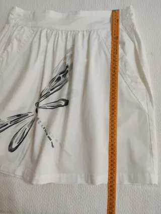 Falda blanca con estampado de libélula