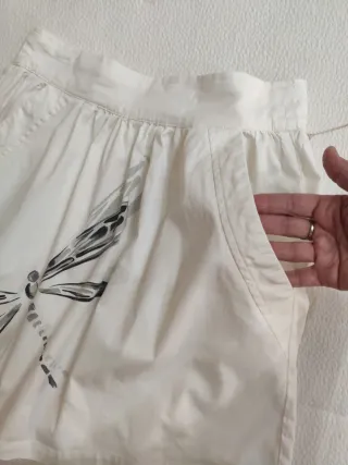 Falda blanca con estampado de libélula