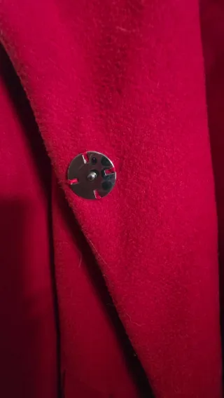 Cappotto con cappuccio rosso