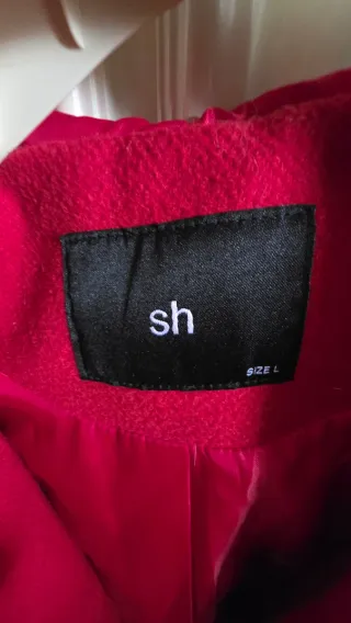 Cappotto con cappuccio rosso