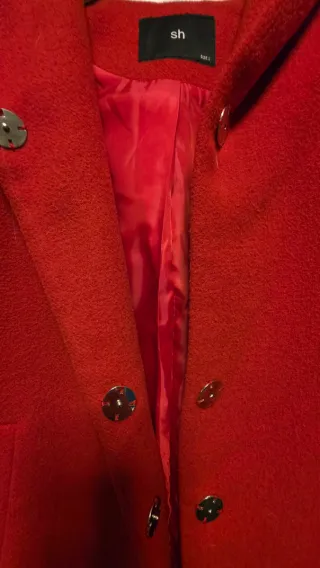 Cappotto con cappuccio rosso