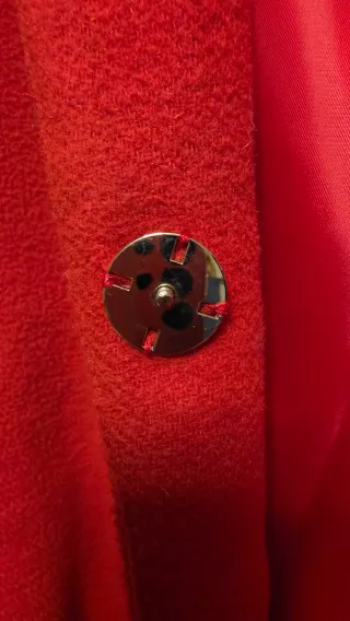 Cappotto con cappuccio rosso