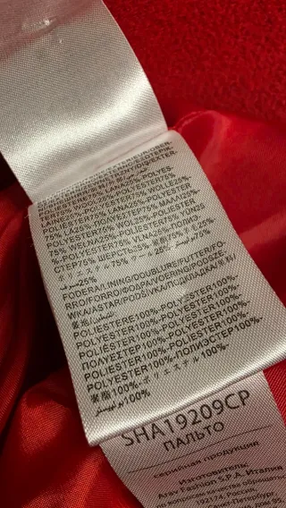 Cappotto con cappuccio rosso