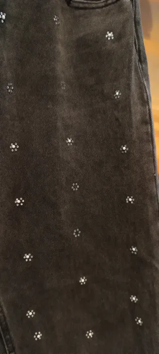 Pantalones vaqueros grises con tachuelas