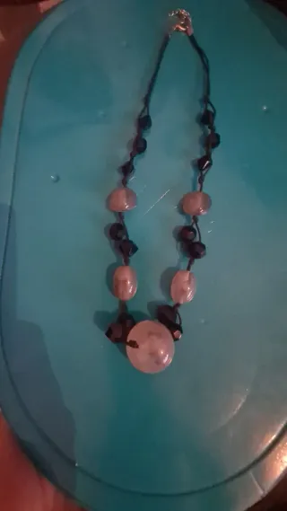 Collar de cuentas naranja y negro