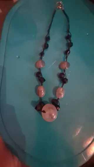 Collar de cuentas naranja y negro