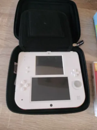 Nintendo 2DS Blanca y Roja con Caja y 3 Juegos