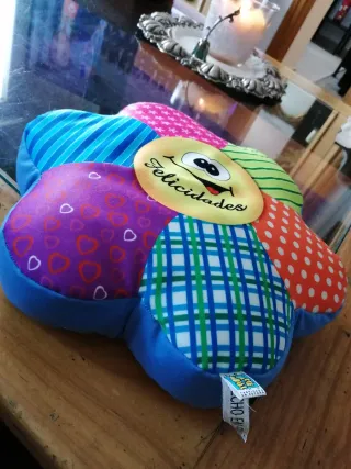 Cojín Flor "Felicidades" Relleno Bolitas