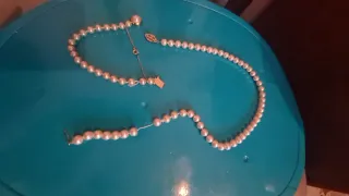 Collar de perlas y  color oro