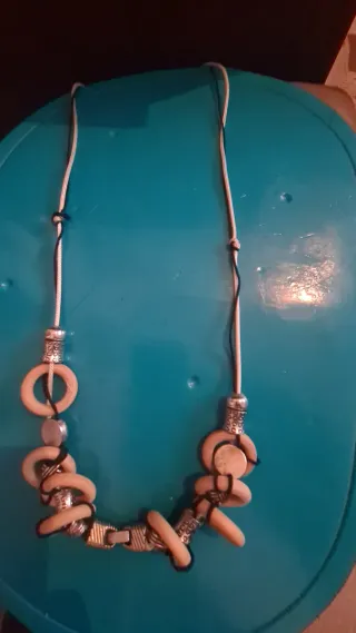 Collar de perlas y  color oro