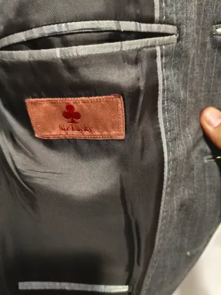 Traje de hombre gris con rayas finas