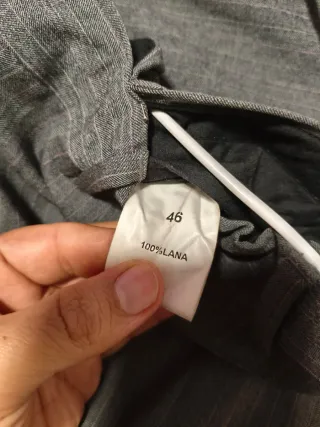 Traje de hombre gris con rayas finas