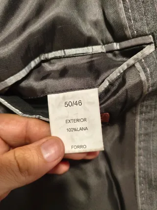 Traje de hombre gris con rayas finas