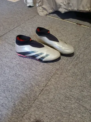 Zapatos de fútbol Adidas plateados y negros