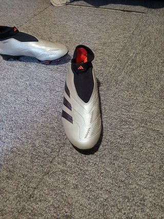 Zapatos de fútbol Adidas plateados y negros