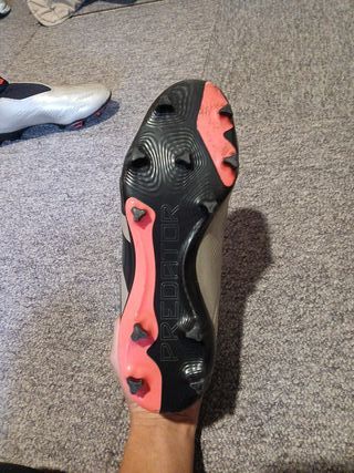 Zapatos de fútbol Adidas plateados y negros