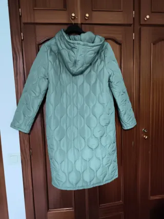 Plumas verde acolchado con capucha