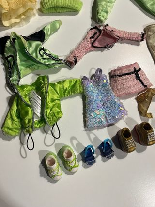 Lotto vestiti e scarpe Rainbow High