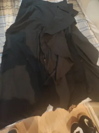 Pantalón de fiesta negro con volantes y encaje