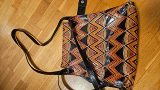 Bolso étnico artesanal en piel negro y naranja