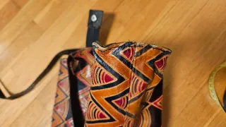 Bolso étnico artesanal en piel negro y naranja