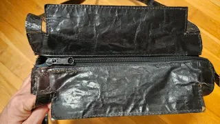 Bolso étnico artesanal en piel negro y naranja