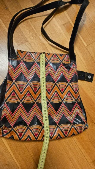 Bolso étnico artesanal en piel negro y naranja