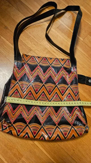 Bolso étnico artesanal en piel negro y naranja