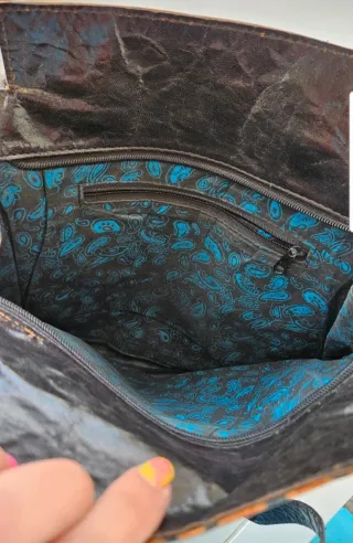 Bolso étnico artesanal en piel negro y naranja