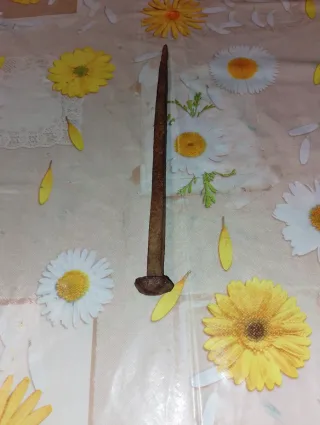 Chiodo antico in ferro battuto