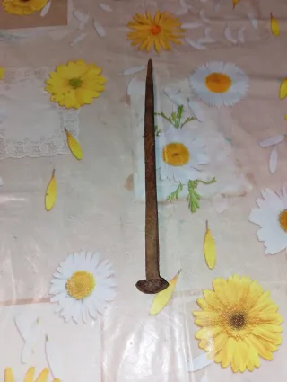 Chiodo antico in ferro battuto