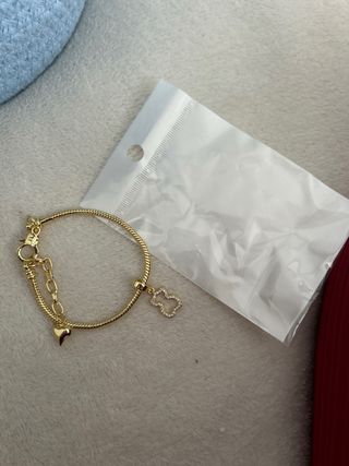 Pulsera dorada con oso y corazón