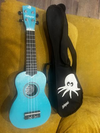 Ukelele azul con funda de pulpo