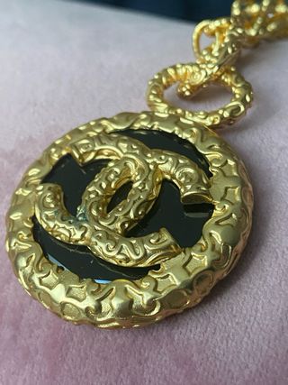 Colgante Chanel Dorado y Negro