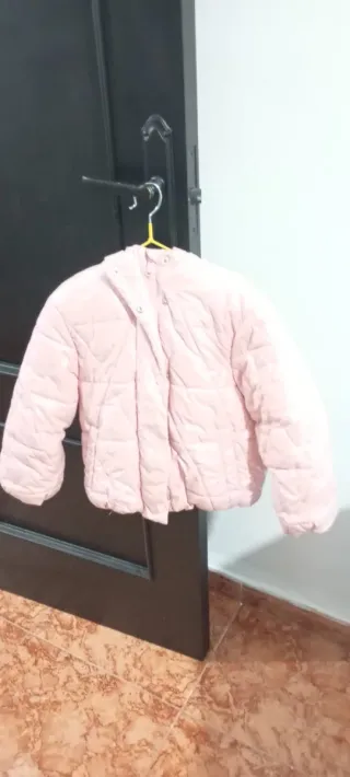 Chaqueta rosa acolchada niña