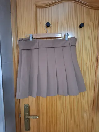 Falda beige plisada con cinturón