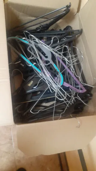 Lote de perchas metálicas y plásticas