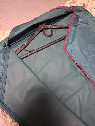 Porta abiti da viaggio Roncato, comodo e leggero.