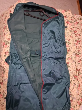 Porta abiti da viaggio Roncato, comodo e leggero.