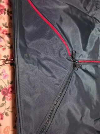 Porta abiti da viaggio Roncato, comodo e leggero.