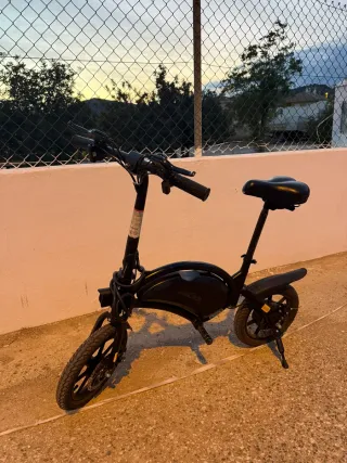 Bicicleta eléctrica plegable negra
