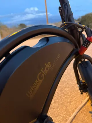 Bicicleta eléctrica plegable negra