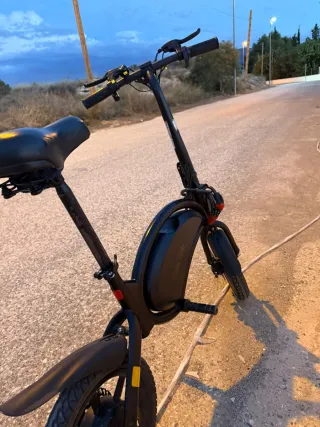Bicicleta eléctrica plegable negra