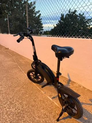 Bicicleta eléctrica plegable negra