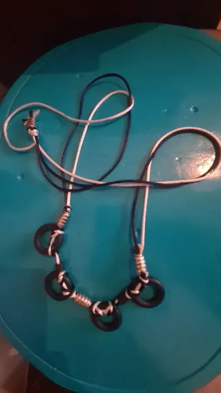 Collar con Abalorios Negros y Dorados